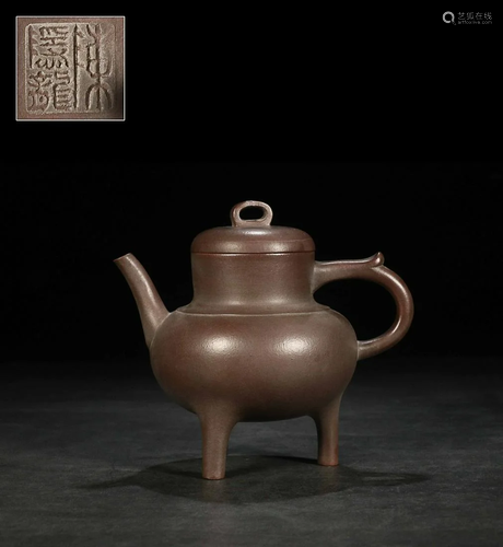 TRIPOD TEAPOT WITH 'CHEN YIN LONG' INSCRIBED