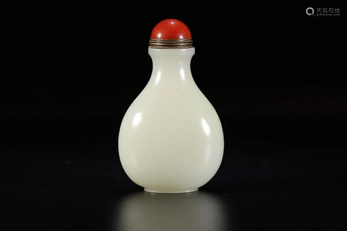 HETIAN JADE SNUFF BOTTLE