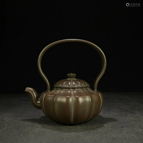 TEAPOT WITH FLUTED SIDES AND 'HUO YING SHAO' INSCRIBED