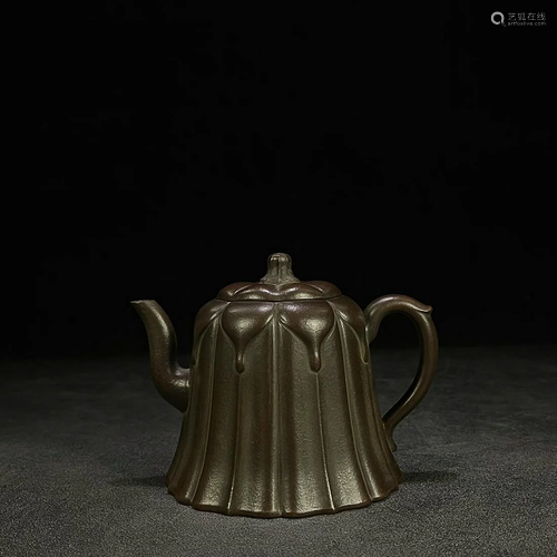 TEAPOT WITH FLUTED SIDES AND 'SHI PENG' INSCRIBED