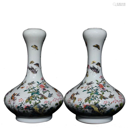 FAMILLE ROSE 'BUTTERFLY AND FLORAL' GARLIC-HEAD VASE