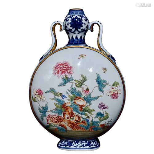 BLUE & WHITE AND FAMILLE ROSE 'FLORAL' FLAT VASE WIH