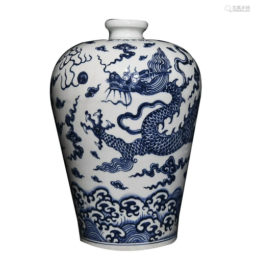 BLUE & WHITE 'DRAGON' MEIPING VASE