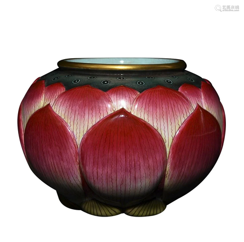 FAMILLE ROSE 'LOTUS' JAR