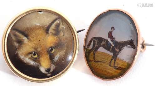 Mixed Lot: jockey on horseback oval brooch in a yellow metal...