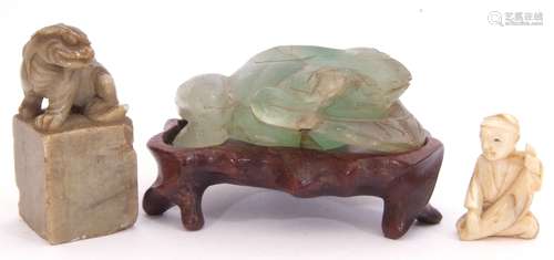 Mixed Lot: A large green quartz toad on a hardwood stand (a/...