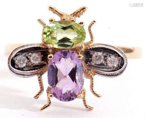 Modern 9ct gold insect ring, the head set with an peridot an...