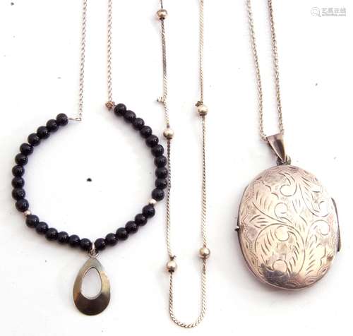 Mixed Lot: white metal oval locket engraved with scroll deta...