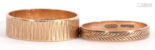 Mixed Lot: 9ct gold textured wedding band, together with a 9...