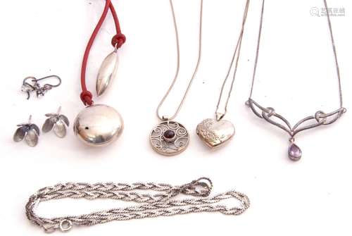 Mixed Lot: white metal jewellery to include a heart locket a...