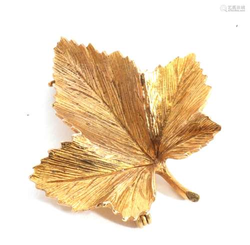 9ct gold maple leaf brooch, textured with an engraved and ch...