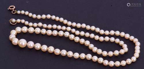 Single row of graduated cultured pearls, 6mm-2mm, 49cm long,...