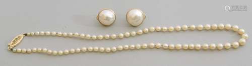 Mixed Lot: a cultured pearl single row necklace with a diamo...