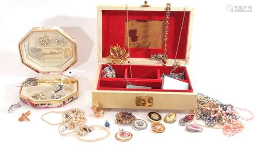 Large box of costume jewellery to include brooches, rings et...