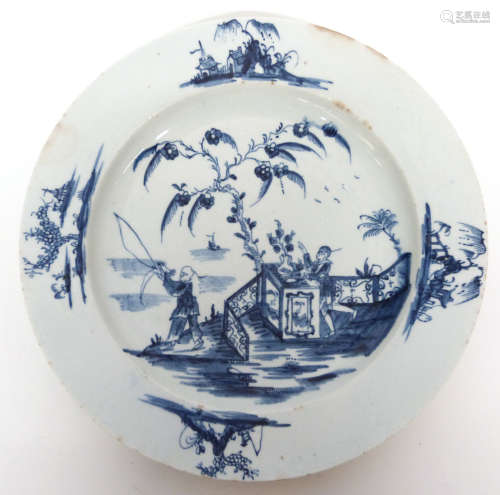 Lowestoft porcelain plate, the centre with a chinoiserie des...