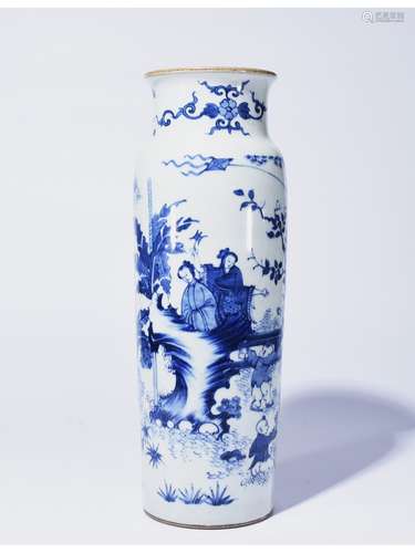 A BLUE AND WHITE MALLET VASE