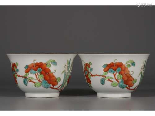 A PAIR OF FAMILLE ROSE BOWLS