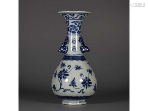 A BLUE AND WHITE VASE