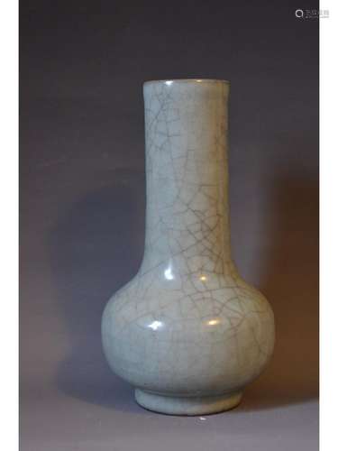 A GUAN-TYPE BOTTLE VASE