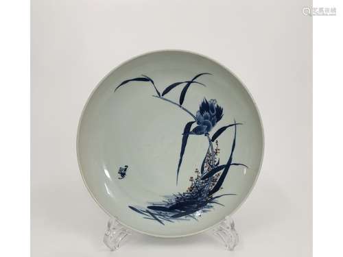 A BLUE AND WHITE PLATE