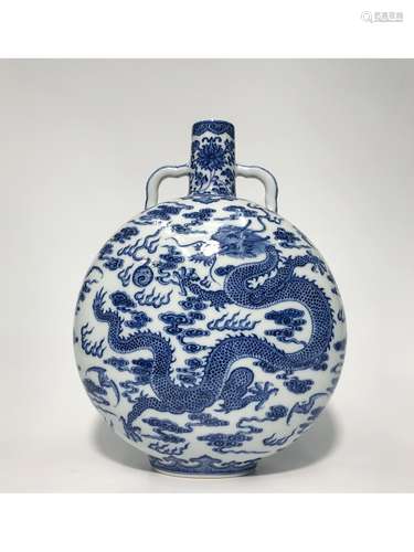 A BLUE AND WHITE DRAGON MOON-FLASK VASE