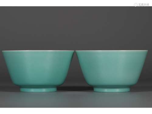 A PAIR OF MALACHITE-GREEN BOWLS