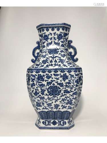 A BLUE AND WHITE VASE