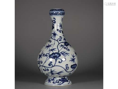 A BLUE AND WHTE VASE