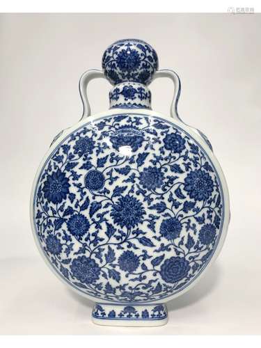 A BLUE AND WHITE MOON-FLASK VASE