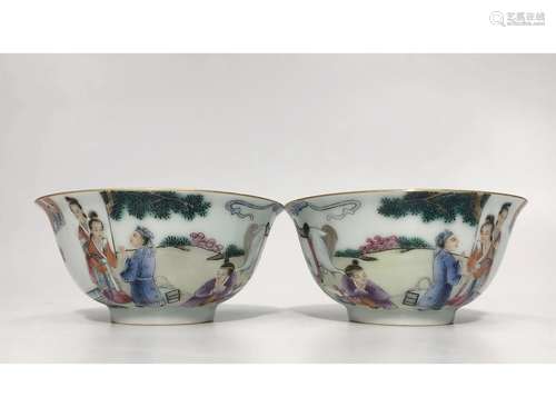 A PAIR OF FAMILLE ROSE BOWLS