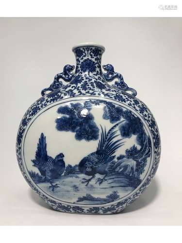 A BLUE AND WHITE MOON-FLASK VASE