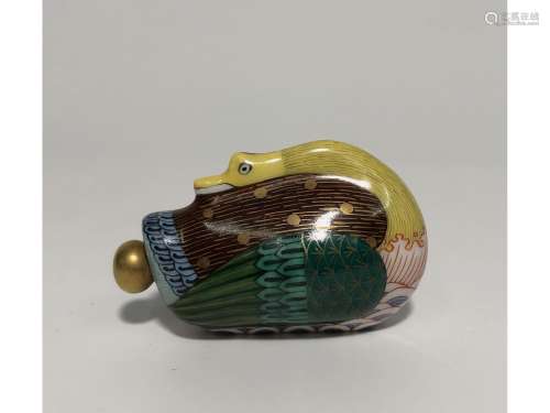 A PAINTED GOOSE-FORM SNUFF BOTTLE