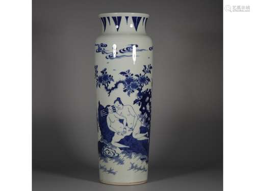 A BLUE AND WHITE MALLET VASE