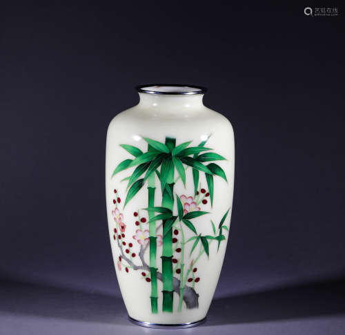 A Porcelain Vase with Flowers from Qing Dynasty