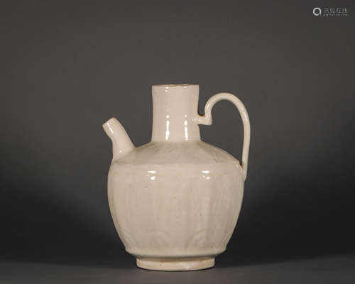 White Porcelain Ewer with Lotus in Song Dynasty