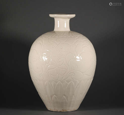 Ding Kiln Plum Vase of Engraved Designs in Song Dynasty