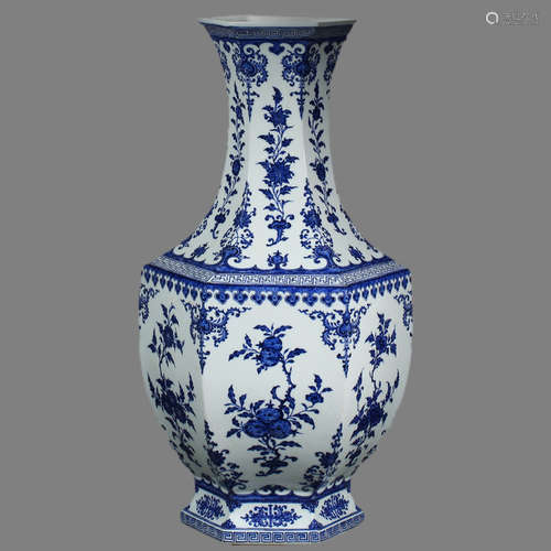 Blue and White Bottle with Flowers in Qing Dynasty