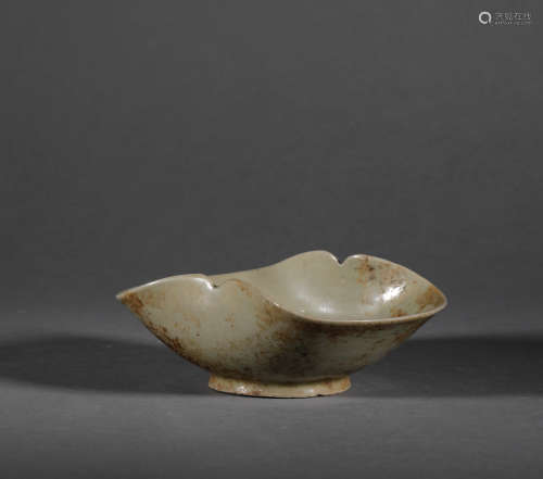 Celadon Petal Plate in Song Dynasty