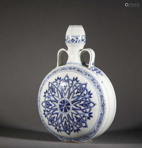 Blue and White Bottle in Ming Dynasty