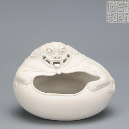 Carved Porcelain Beast Washer Qianlong Mark