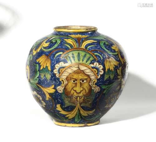 西西里岛陶器球瓶，蓝底多色饰叶状面具，周围有花和叶状枝条。旧作。...