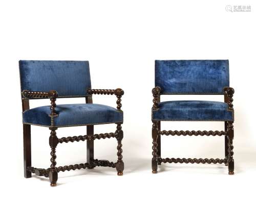 一对胡桃木扶手椅，扭曲的腿和扶手，扶手末端为橄榄色。  十七世纪 ...