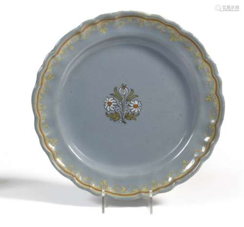 意大利 一件蓝灰色的陶盘，中间有多色的花茎装饰，翅膀上有黄色和橙...