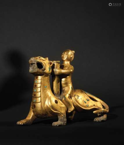 鎏金青铜镶嵌多色组，画面为一男子骑虎，手中圆柱形花瓶形成烛台，猫...