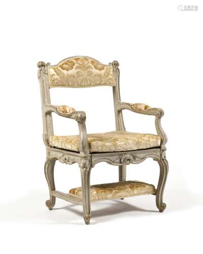 罕见的木质椅子形成一个座位，有刺绣卷轴和贝壳装饰，甘蔗座抬起来...