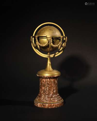 一件黄铜和奥莫鲁斯花瓶，饰有花环和咒语，立在一个基座上，红色大理...