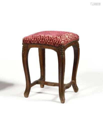一件正方形的山毛榉雕刻桌椅，搁在由支柱连接的拱形腿上，饰有叶子...