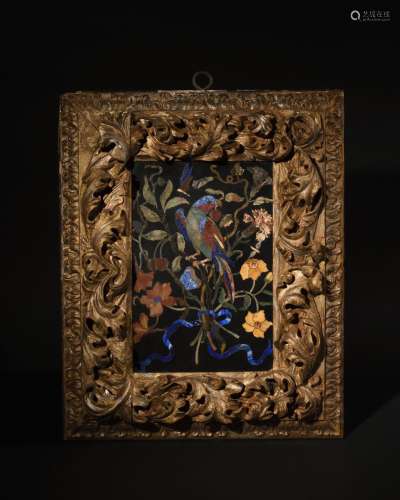 一组由硬石镶嵌而成的镶板，代表一只鹦鹉在花框中被丝带系住，在叶...