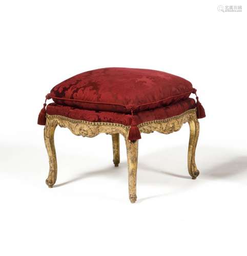 雕花鍍金木製桌椅，飾以棚架、葉子和貝殼，靠在凸腳上(可能原為油漆...