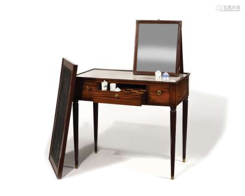 路易斯十六时期的系统桌 以镶嵌木皮制成的梳妆台、书桌和游戏桌。前...